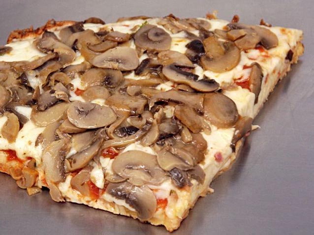 Pizza casareccia con provola affumicata e funghi